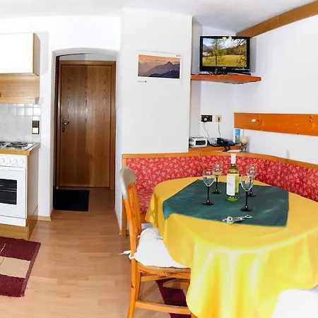 Haus Steinroeschen Seefeld w Tirolu