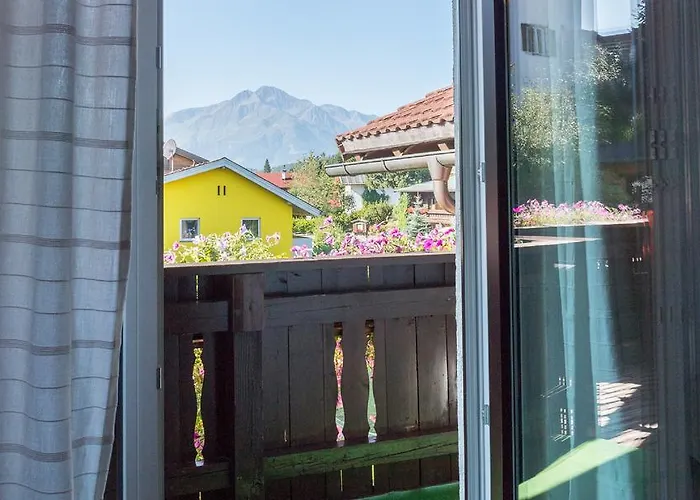 Haus Steinroeschen Seefeld w Tirolu